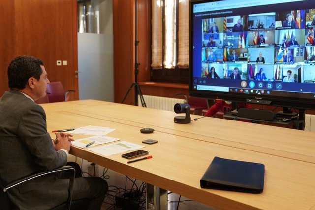 El presidente de la Junta de Andalucía, Juanma Moreno, participa este domingo 29 de marzo en la reunión telemática de la Conferencia de Presidentes autonómicos con el presidente del Gobierno, Pedro Sánchez