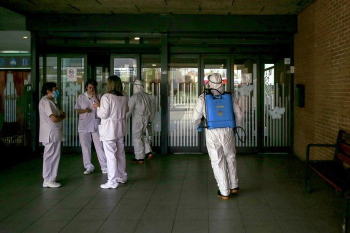 Militares de la UME entran en  una residencia de mayores para efectuar tareas de desinfección 