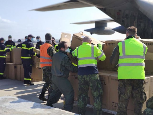 Un C130 Hércules del Ala31 recoge material de protección sanitaria contra el Covid-19 donado por la República Checa en el aeropuerto de Pardubice, en Pardubice (República Checa) a 29 de marzo de 2020.