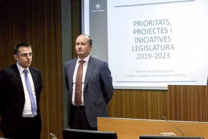 El secretario de Estado de Andorra y el ministro de Justicia e Interior, Joan León y Josep Maria Rossell, durante una comparecencia en sede parlamentaria (Archivo)