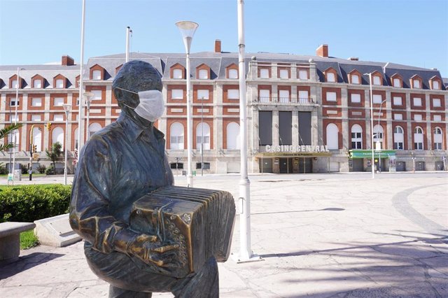 Estatua del músico Astor Piazzolla en Mar del Plata, Argentina