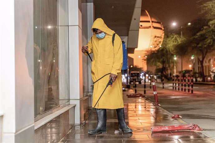 Un trabajadore de los servicios de limpieza desinfecta una de las calles de la provincia saudí de Casim, en el centro del reino, como medida para intentar mitigar los estragos del coronavirus en el país.