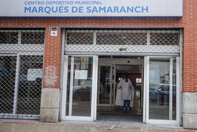 Una mujer trabaja en el centro deportivo municipal Marqués de Samaranch en el distrito de Arganzuela, habilitado desde este lunes por la tarde para acoger a 150 personas sin hogar.