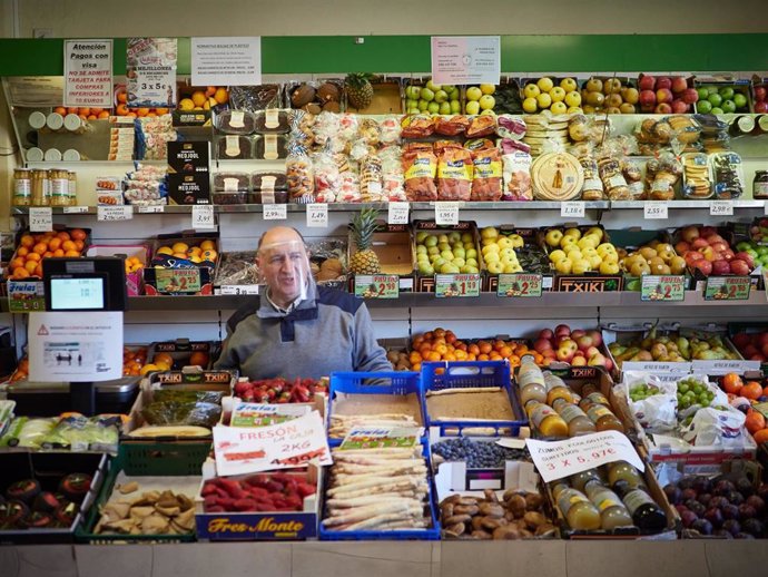 Un vendedor de frutas y verduras continúa su labor durante el período de confinamiento del estado de alarma por coronavirus, covid-19. En Pamplona, Navarra (España) a 28 de marzo de 2020.