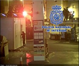 Imágenes captadas por las cámaras de seguridad de un individuo acusado de dos asaltos en diferentes gasolineras