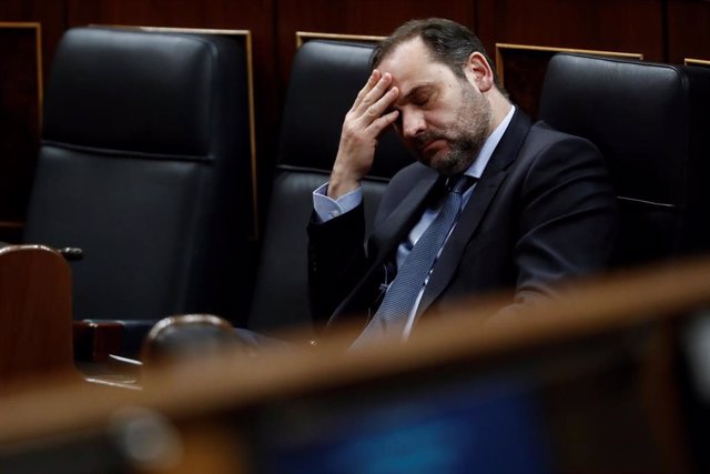 El ministro de Transportes, José Luis Ábalos, durante el pleno celebrado este miércoles en el Congreso de los Diputados, en Madrid. 