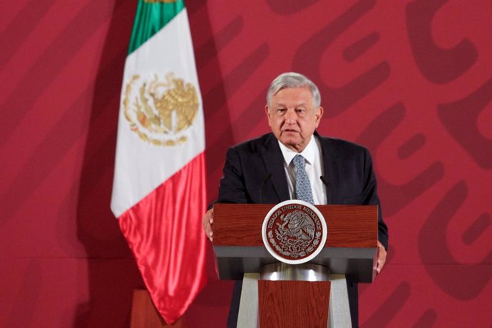 México.- López Obrador saluda a la madre de 'El Chapo' Guzmán en una visita a Si