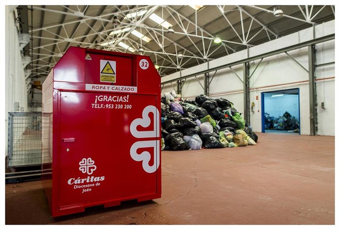 Planta de Cáritas de recogida de ropa usada