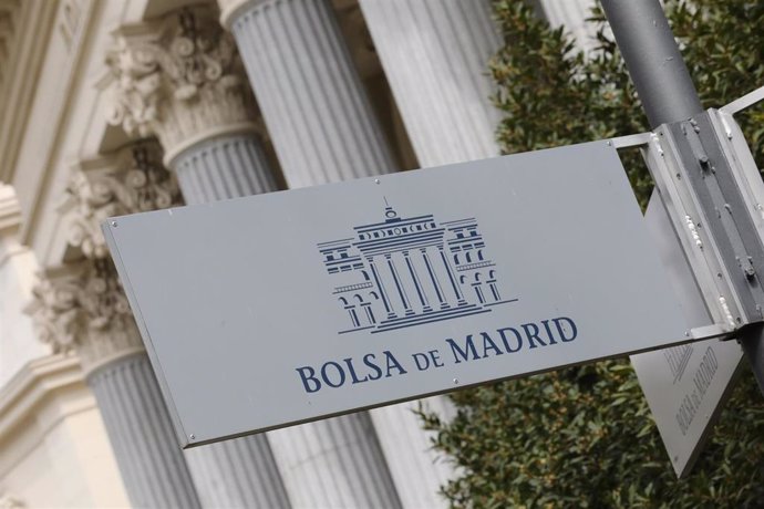 Cartel colocado en las inmediaciones del edificio de La Bolsa de Madrid (España), a 27 de marzo de 2020.