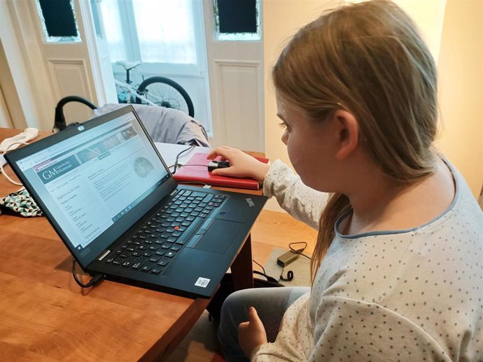 Una niña consulta la web de museso a través de Internet