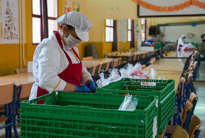 Una empleada prepara la comida en el colegio  Ortiz de  Zuñiga,de Sevilla.