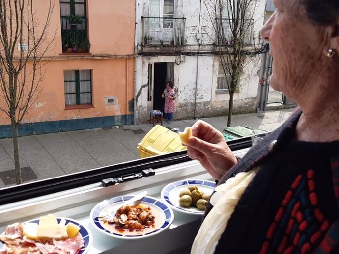 Un grupo de abuelas queda a tomar el aperitivo durante la cuarentena desde sus balcones