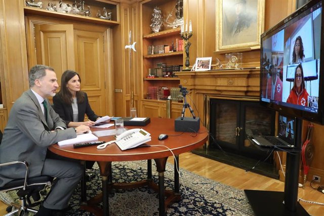 Videoconferencia del Rey Felipe VI y la Reina Letizia con el Jefe de la Unidad de Emergencias, Íñigo Vila; una voluntaria CRE en Barcelona actualmente logística, Mercedes Mora; y la responsable Gestión de Información en operaciones Cruz, Raquel Bernedo
