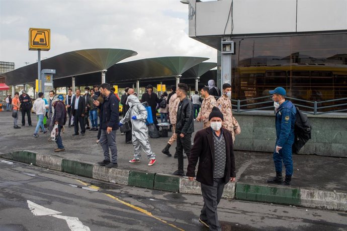Personas con mascarillas y equipos de desinfección en Teherán