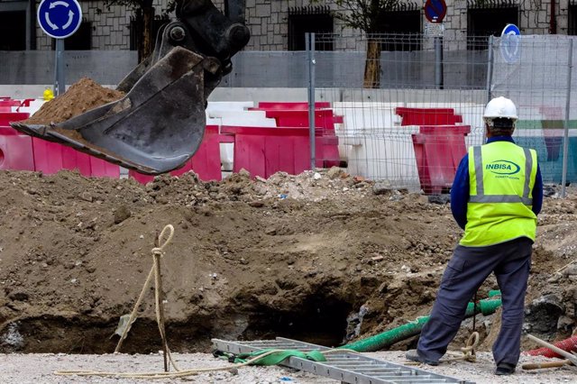 Un obrero a pie de calle y otro en el tractor continúan trabajando en la demolición del estado Vicente Calderón