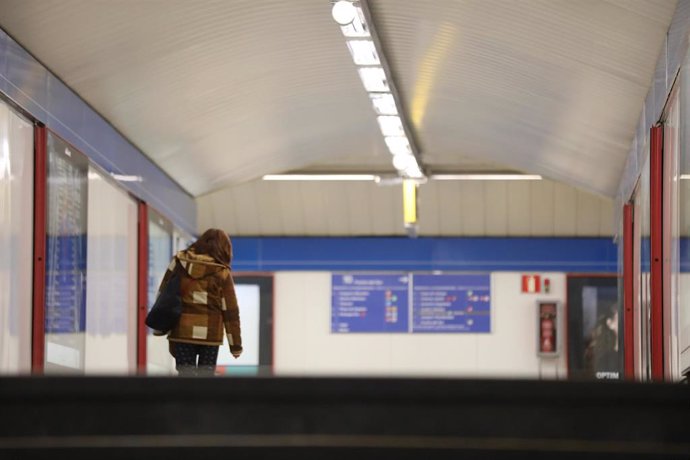 Una mujer camina dentro de la estación de Metro de Madrid en Nuevos Ministerios.