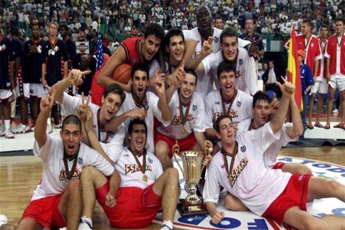 Los jugadores de la selección española celebran el oro del Mundial Junior de 1999