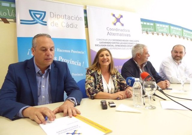 La presidenta de la Diputación con el alcalde de San Roque y representantes de Alternativas