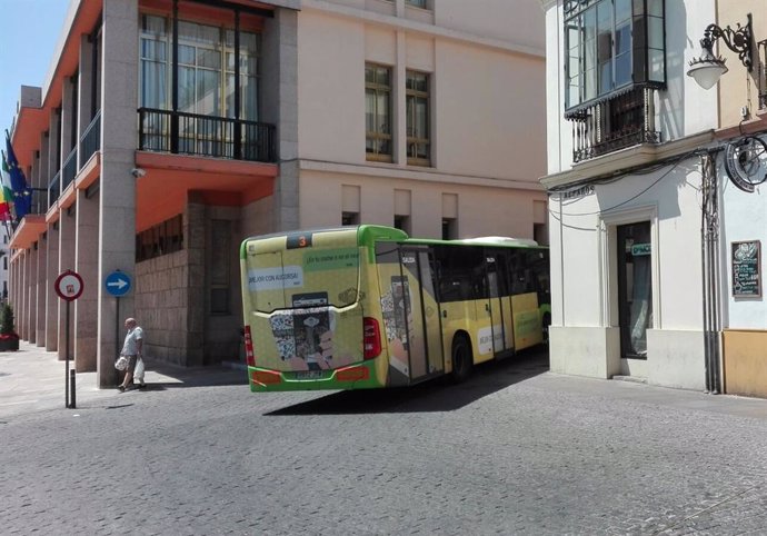 Un autobús de Aucorsa pasa junto al Ayuntamiento