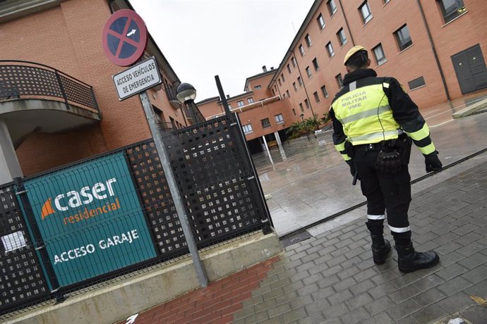 Un agente de Policía Militar de la Unidad Militar de Emergencias (UME) a las puertas de la Residencia de ancianos y tercera edad Caser Santo Ángel, donde ha llegado para desinfectar las instalaciones, en Murcia (España), a 24 de marzo de 2020.