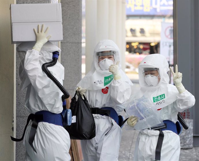 Trabajadores médicos en el hospital de Dongsan en Daegu (Corea del Sur)