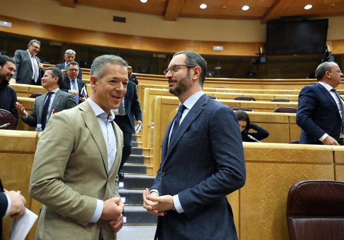 El portavoz del Partido Popular en el Senado, Javier Maroto, y el  portavoz del PSOE en la Cámara Alta, Ander Gil, durante una sesión en el Senado. En Madrid, a 8 de enero de 2020.