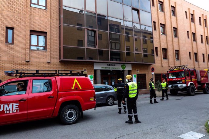 Efectivos de la Unidad Militar de Emergencias (UME) protegidos con mascarillas en la entrada de la Residencia para mayores DomusVi Albufera, antes de proceder a desinfectar sus instalaciones para evitar la propagación del coronavirus, en Madrid (España)
