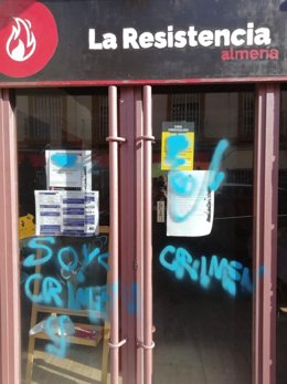 Pintadas en la fachada de la asociación La Resistencia en Almería