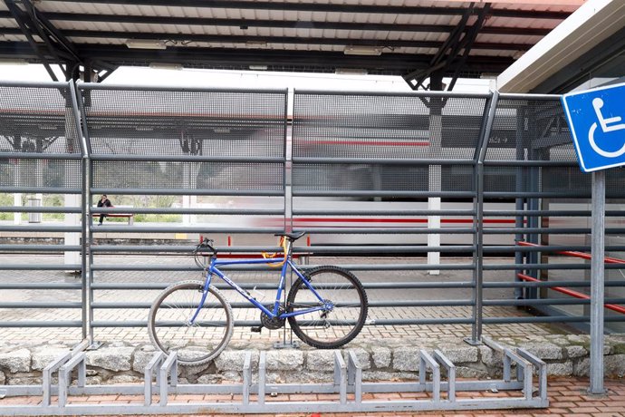 Una bicicleta atada a una de las verjas de la estación de cercanías de Valdemoro  (Madrid)