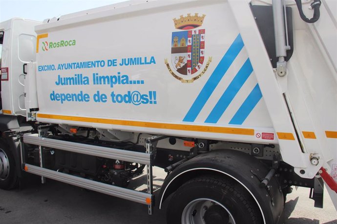 Camión del servicio de recogida de basuras de Jumilla