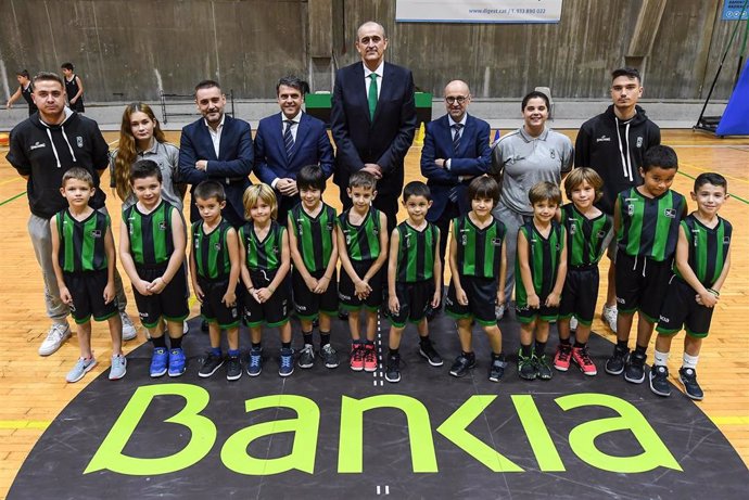 El director corporativo de Bankia en Catalunya, Miguel Capdevila, y el presidente del Club Joventut Badalona, Juanan Morales, presentan un acuerdo para impulsar el baloncesto en niños y jóvenes, en el Palau Olímpic de Badalona (Barcelona) 