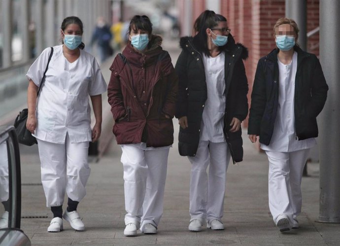 Cuatro trabajadoras sanitarias protegidas con mascarilla acuden a Ifema