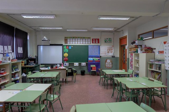 Aula vacía en un colegio de la Comunidad de Madrid cerrado por la crisis del coronavirus.