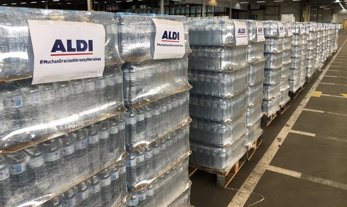 Aldi dona casi medio millón de botellas de agua a hospitales