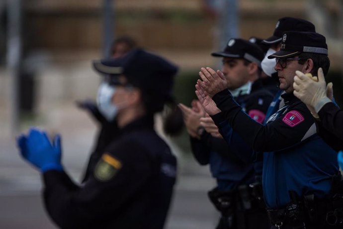 Policías Nacionales rinden homenaje a los Servicios Sanitarios que cada día se celebra en todos los Centros de Salud y Hospitales de España a las 20:00 horas.