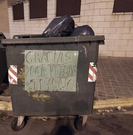Contenedor de basura con un mensaje de apoyo a los trabajadores del Consorcio RSU Ciudad Real