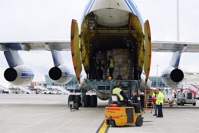 Llegada de un cargamento con material sanitario al aeropuerto de Son Sant Joan.