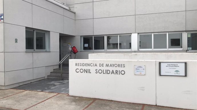 Infantería de Marina en la desinfección de la residencia de mayores 'Conil Solidario'