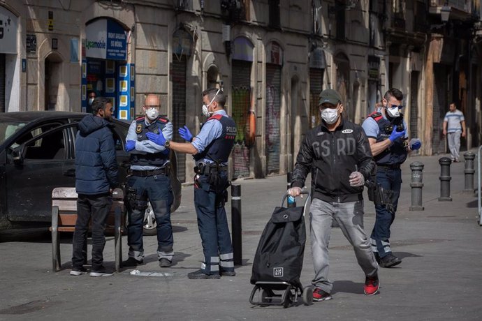 Un control de los Mossos d'Esquadra en una calle de Barcelona durante el primer día laborable de la segunda semana desde que se decretó el estado de alarma en el país a consecuencia del coronavirus, en Barcelona/Catalunya (España) a 23 de marzo de 2020.