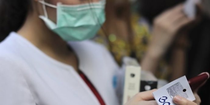 Una ciudadan se protege con mascarilla del coronavirus