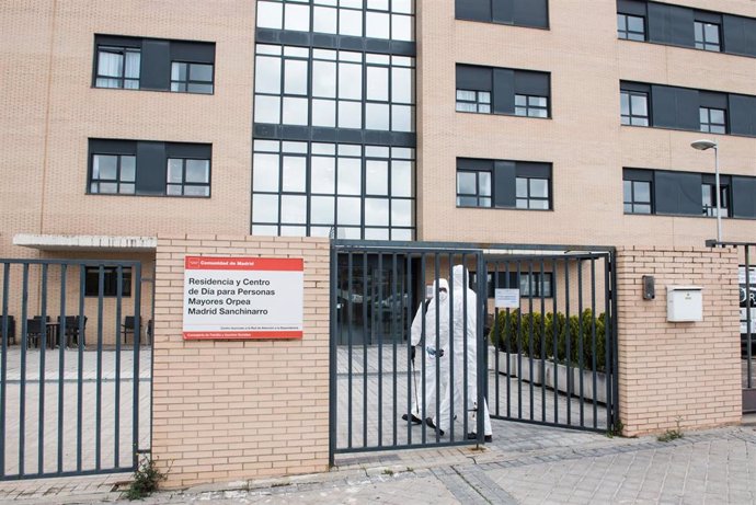 Militares de la UME protegidos se disponen a entrar en la Residencia y Centro de Día ORPEA Madrid Sanchinarro