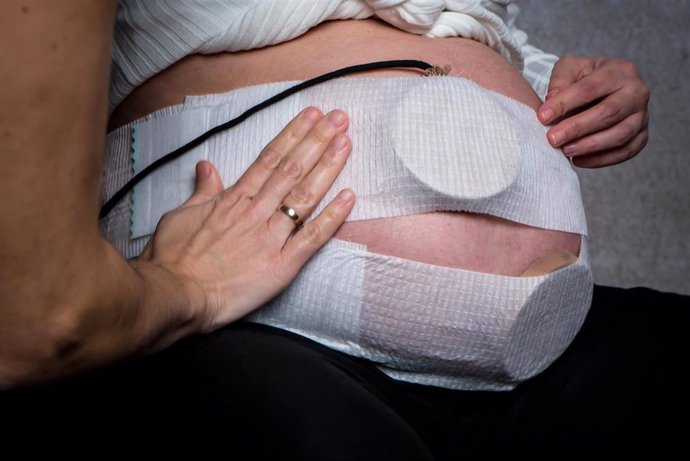 Un cinturón de monitoreo fetal desechable fabricado por Eurecat, la Escuela del Tejido y Treematernity