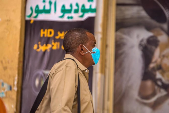 Un hombre con mascarilla en Jartum