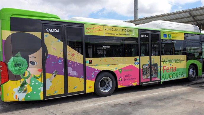 Uno de los autobuses híbridos de Aucorsa con publicidad de la Feria de Córdoba