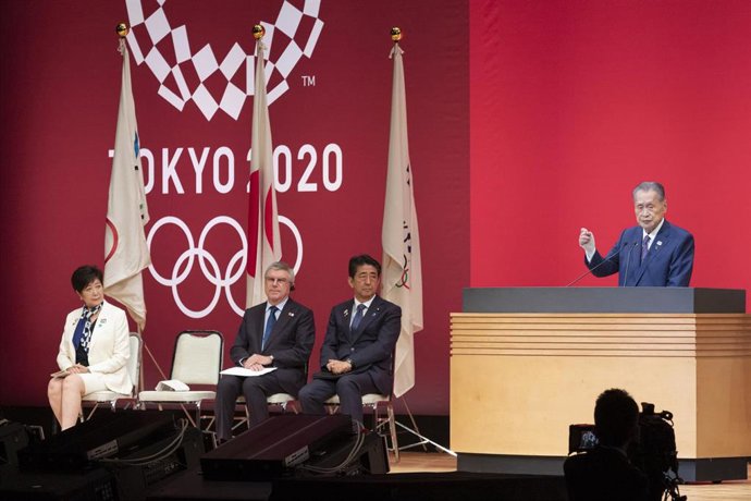 Yoshiro Mori habla durante un acto de Tokyo 2020 ante la mirada de Yuriko Koike, Thomas Bach y Shinzo Abe