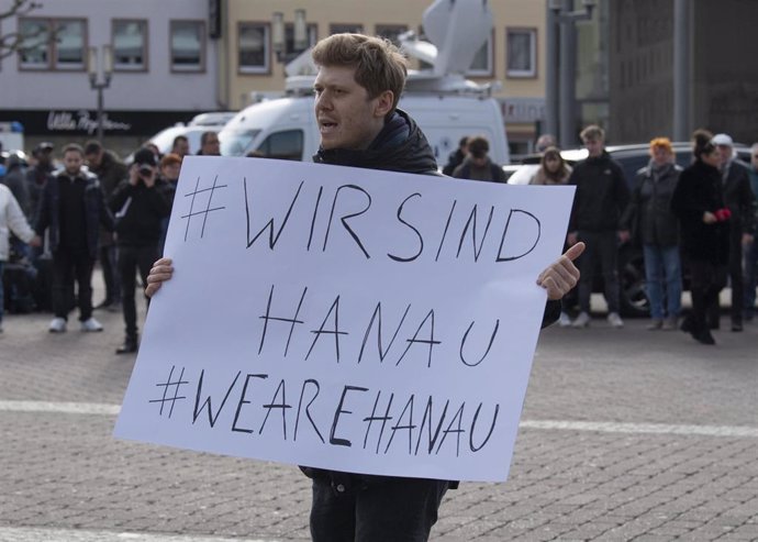 Un hombre sostiene una pancarta con el mensaje 'Somos Hanau' en señal de apoyo a las víctimas del atentado xenófobo.
