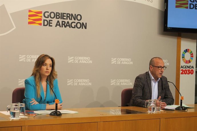 La consejera de Ciencia, Universidad y Sociedad del Conocimiento del Gobierno de Aragón, Maru Díaz, y el consejero de Educación, Cultura y Deporte, Felipe Faci.