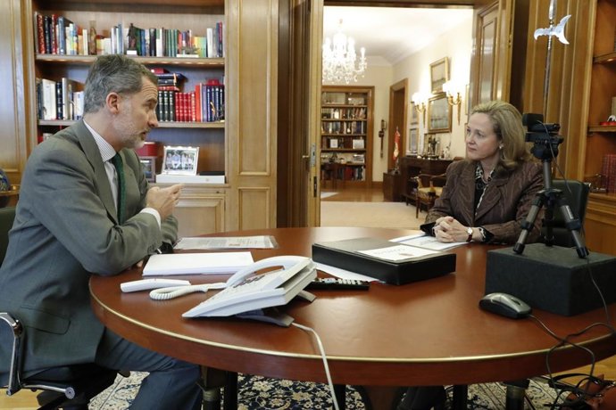 El Rey Felipe VI durante su reunión con la Vicepresidenta de Asuntos Económicos y Transformación Digital, Nadia Calviño, este lunes.