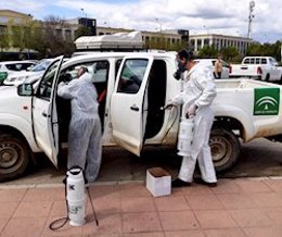 Trabajadores del Infoca desinfectan un vehículo de trabajo. 