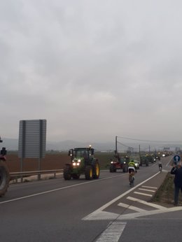 Tractorada iniciada en Antequera (Málaga) por los bajos precios en el sector agrario y ganadero